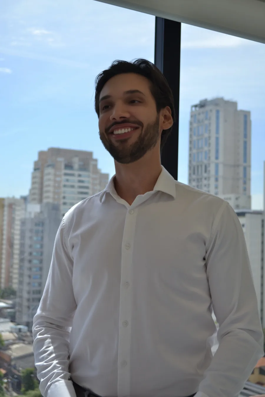 Dr. Lucas Miranda, otorrinolaringologista, em seu consultório no Itaim Bibi
