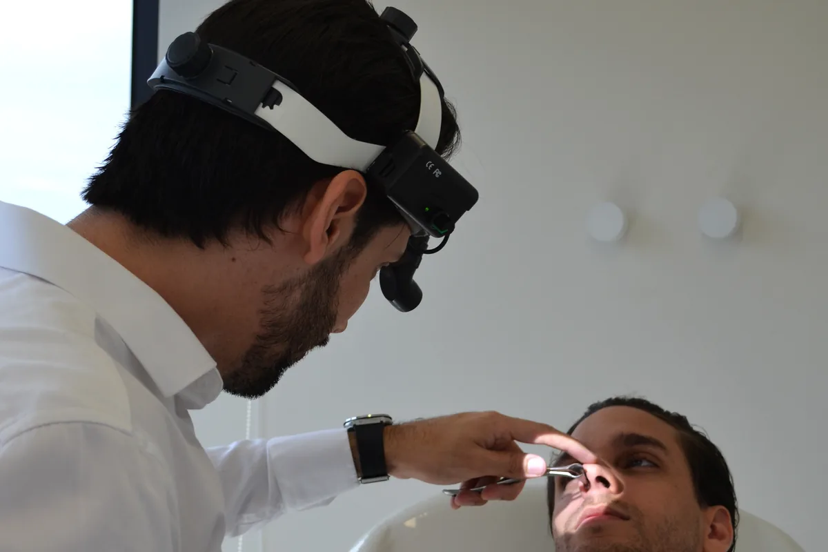 Dr. Lucas Miranda realizando exame endoscópico nasal