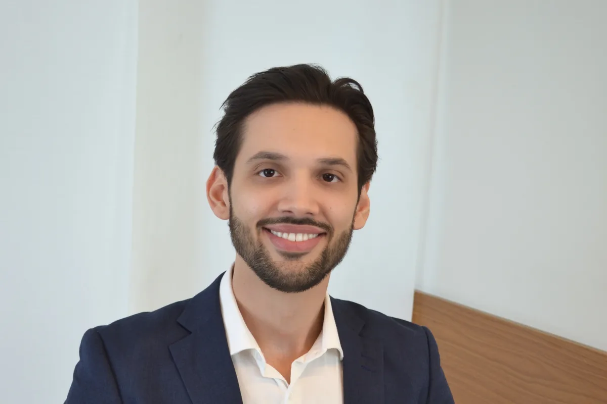 Dr. Lucas Miranda em seu consultório no Itaim Bibi, São Paulo