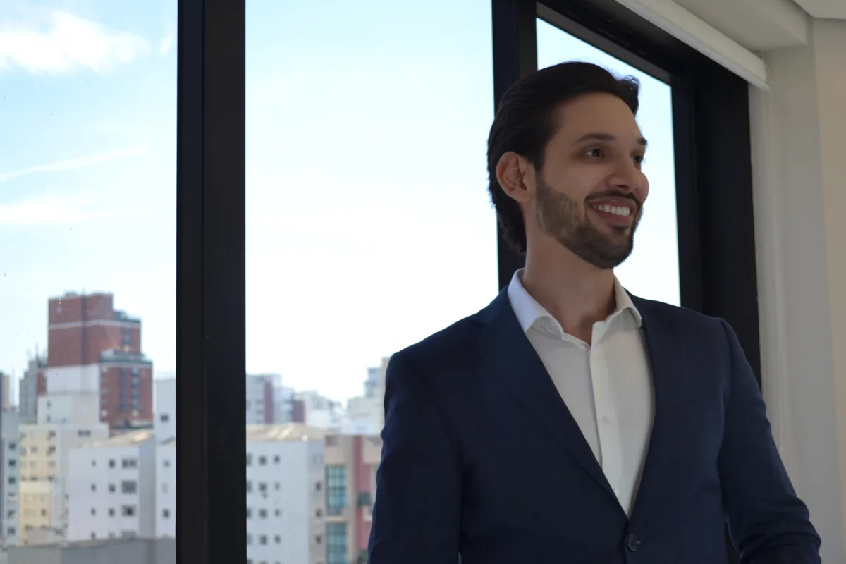 Dr. Lucas Miranda em seu consultório em São Paulo