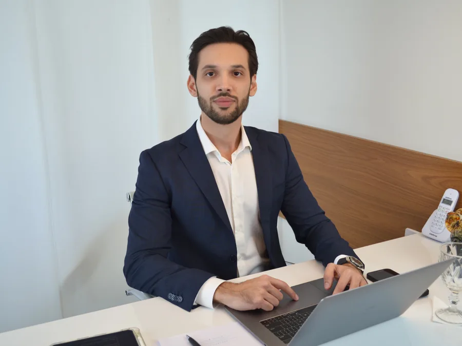 Dr. Lucas Miranda em consulta otorrinolaringológica